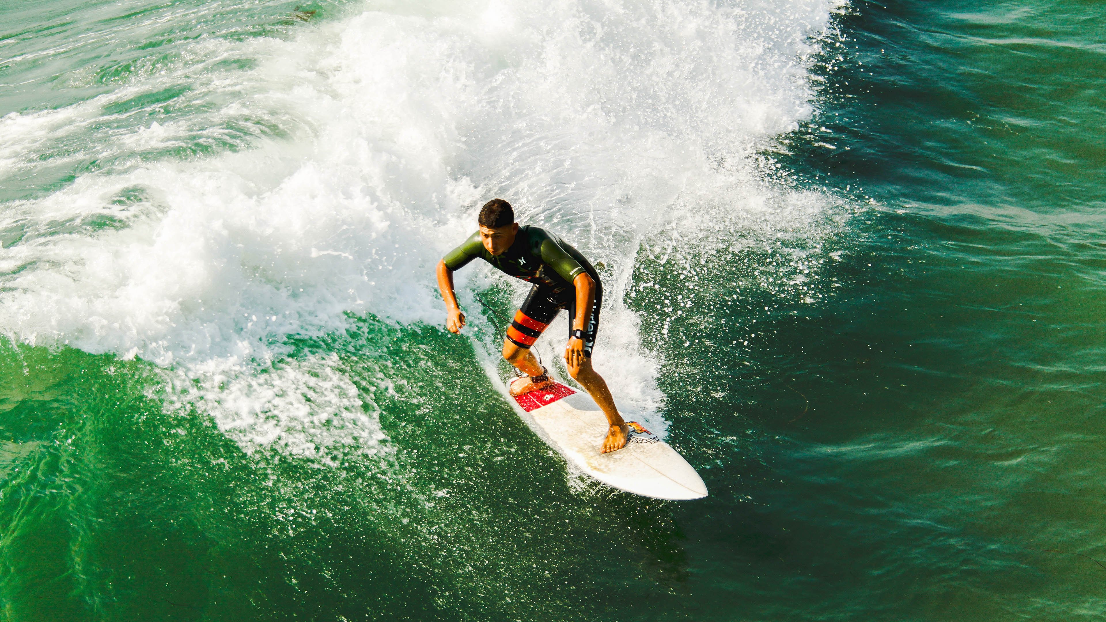充满悬念的比赛，胜负悬殊让人啧啧称奇，悬念题材