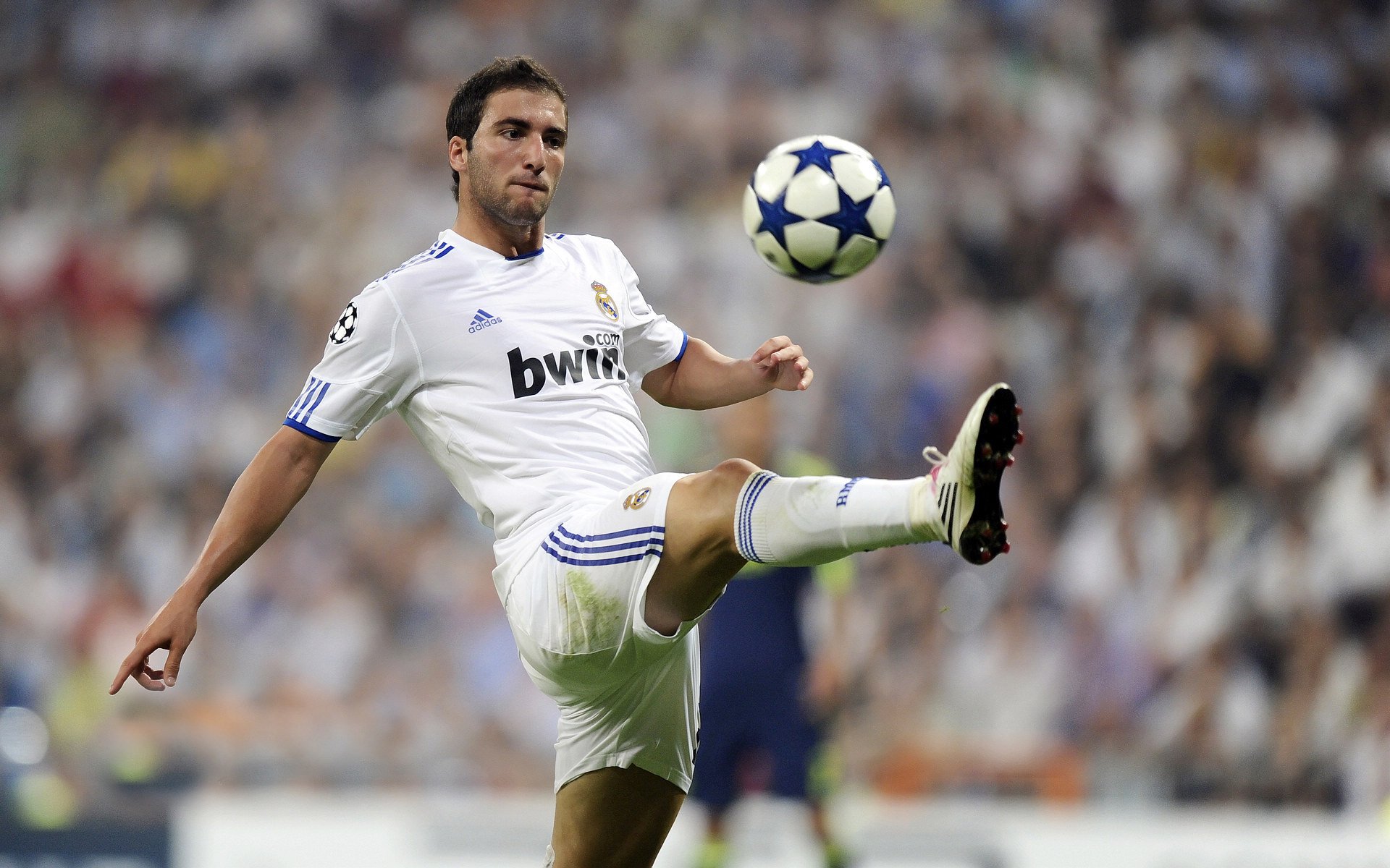 年輕球員表現出色，獲得關注和讚賞，年轻球员足球